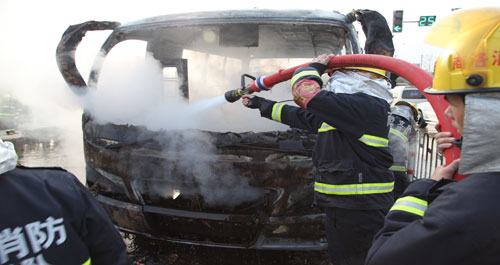 3月20日下午商州至牧護(hù)關(guān)通村客車突然起火(多圖高清)
