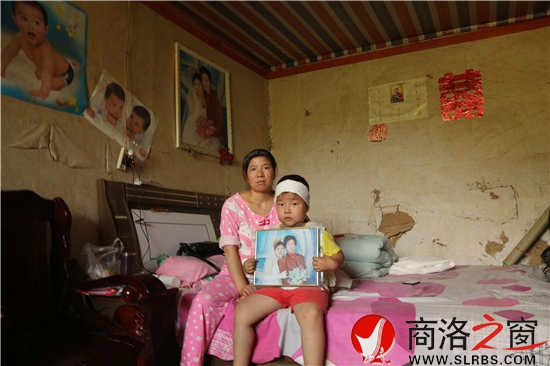 看著結(jié)婚照，妻子劉會莉不知道以后的日子該怎么過。