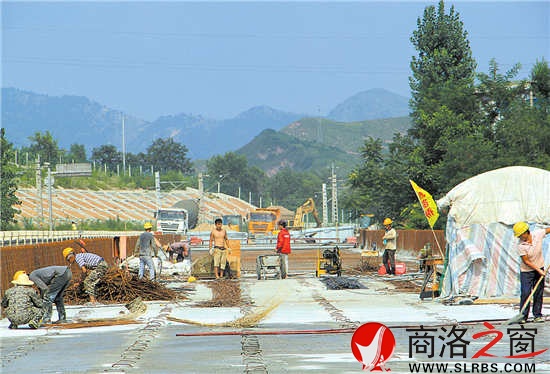 15點(diǎn)37分，烈日當(dāng)空，我市重點(diǎn)建設(shè)項(xiàng)目312國道商丹段&ldquo;二改一&rdquo;工程工地上，為了趕工時(shí)搶工期，工人們正在緊張施工。目前該工程已進(jìn)入路面鋪設(shè)階段，是我市建設(shè)進(jìn)度最快的重點(diǎn)項(xiàng)目之一。