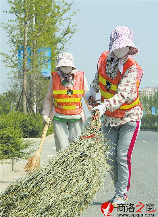 14時(shí)56分，室外溫度高達(dá)36攝氏度。記者在商鞅大道任家塬村路段看到兩名環(huán)衛(wèi)工人&ldquo;全副武裝&rdquo;，正在賣力地清掃路面渣土。