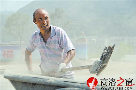 　　15點(diǎn)12分，來自商州區(qū)大趙峪辦事處的村民劉捆柱正在比亞迪大道上清運(yùn)沙石。雖然已經(jīng)滿頭大汗，但他仍然奮力地?fù)]舞著鐵锨。