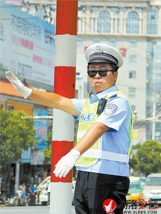 14點(diǎn)21分，19歲的馬國威冒著酷暑在市區(qū)指揮交通。從下午一點(diǎn)半接班一直到晚上七點(diǎn)半，他與另外兩名同事每隔一個(gè)小時(shí)輪換一次。