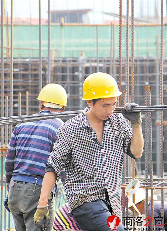 16時(shí)23分，市文化藝術(shù)中心工地上，上百名工人正在烈日的烘烤下緊張地忙碌著。安全帽下每一張笑臉，都在無言地訴說著辛勤。