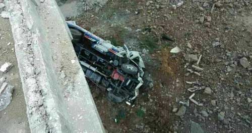 商州至丹鳳交界處一輛環(huán)衛(wèi)車墜毀