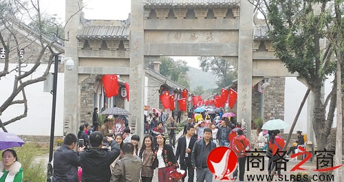 國(guó)慶假期，丹鳳縣棣花文化旅游景區(qū)通過(guò)社火巡演、地方特色戲曲展演等方式活躍旅游市場(chǎng)，景區(qū)幾乎每天有萬(wàn)余名游客前往觀光游