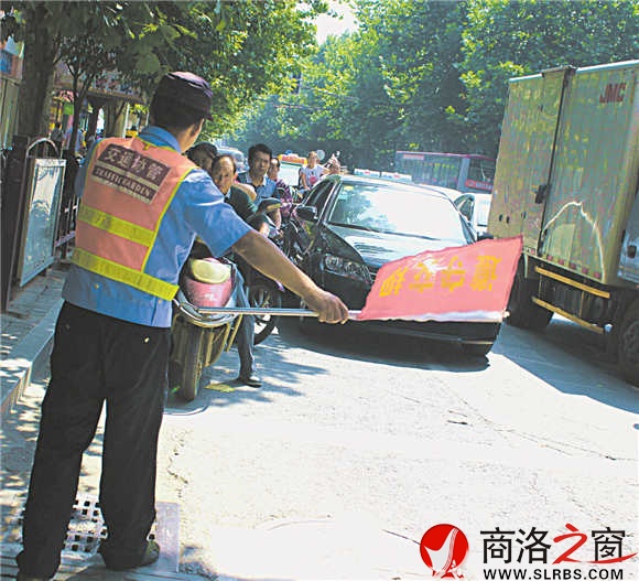 身為協(xié)勤，陳義軍每天的主要工作就是勸阻闖紅燈的行人和摩托車駕駛者。