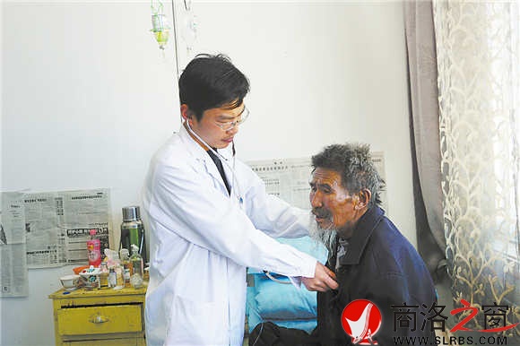 陳國(guó)鵬為當(dāng)?shù)夭孛窕颊咴\療