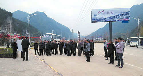 退休老干部參觀考察老君山風(fēng)景區(qū)旅游建設(shè)項(xiàng)目