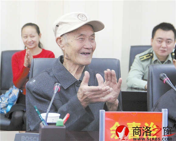 年逾九旬的丹鳳抗戰(zhàn)老兵余喜治，在商洛學(xué)院向?qū)W生講述自己的抗戰(zhàn)經(jīng)歷。 （記者 李 亮 攝）