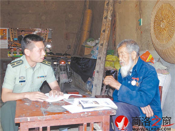 采訪報道組深入鎮(zhèn)安米糧鎮(zhèn)界河村石關組采訪92歲的抗戰(zhàn)老兵戴國峰。 （記者 左 京 攝）