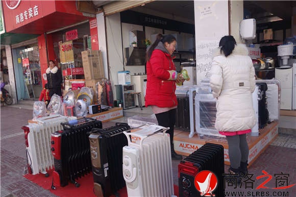 寒冬時(shí)節(jié)，市區(qū)商州商城里賣取暖小家電的商鋪生意興隆，不時(shí)有顧客前來詢問購買。