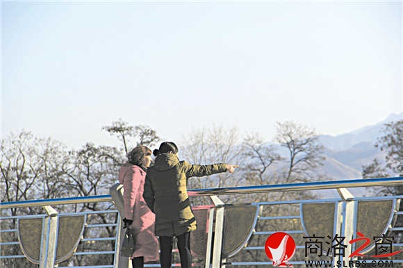 站在環(huán)城北路上，商洛市區(qū)盡收眼底，環(huán)城北路已經(jīng)成為商洛城市的一條觀景路。