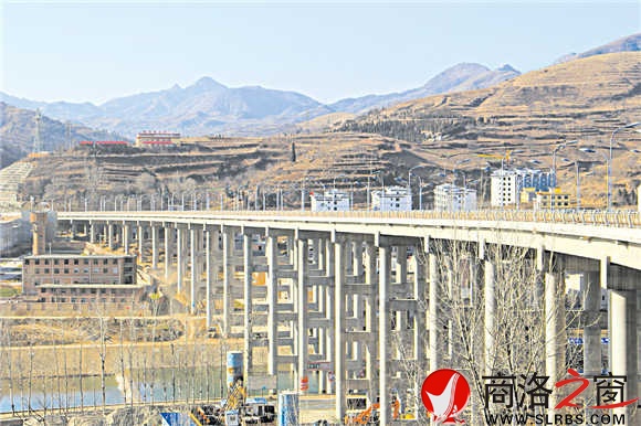 北環(huán)路一號(hào)大橋橫跨丹江，是商洛市區(qū)最大的高架橋，與仙娥湖大壩相映成輝，成為城市一個(gè)新亮點(diǎn)。