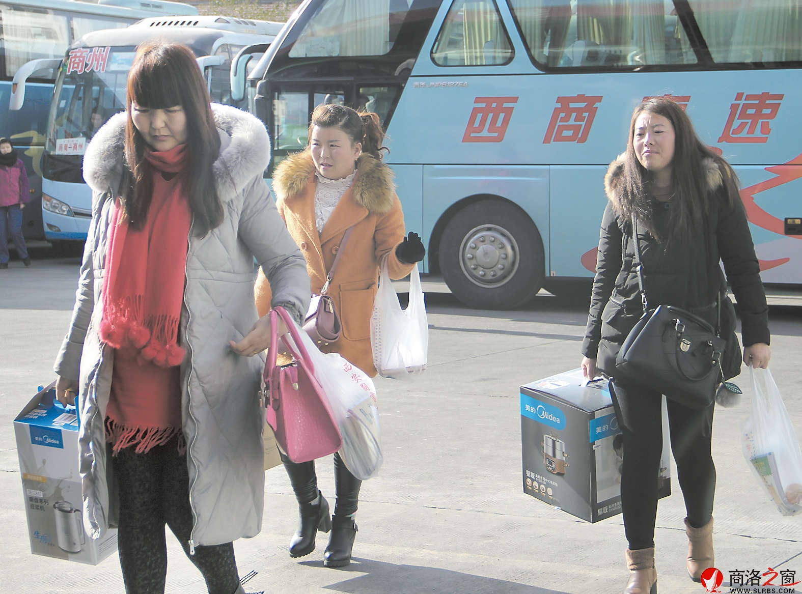 近日，在車站總能見到提著大包小包回家的鄉(xiāng)親。