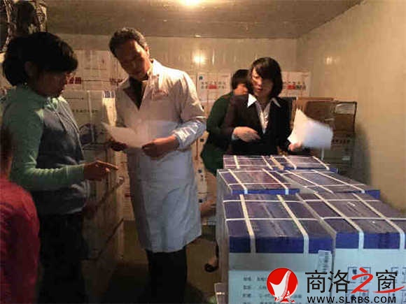 工作人員對將要運送到縣區(qū)的疫苗進(jìn)行核對登記