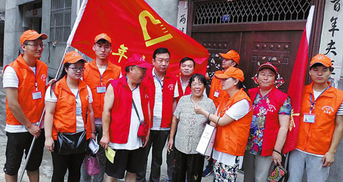 商洛學院志愿者服務隊為東關社區(qū)老人開展保健知識宣講