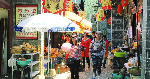 “五一”假日期間，山陽縣漫川古鎮(zhèn)景區(qū)游人如織