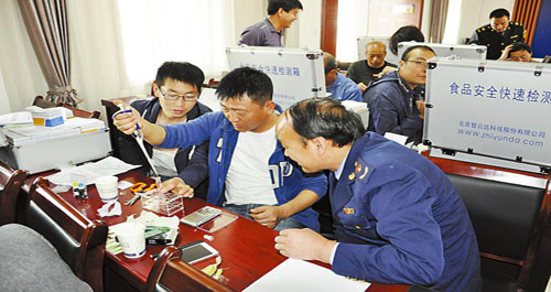 洛南市場監(jiān)管局向鎮(zhèn)辦發(fā)放快檢箱