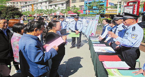 柞水縣公安局設11個宣傳點