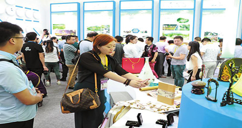 西洽會(huì)上商洛特色農(nóng)產(chǎn)品吸引與會(huì)代表