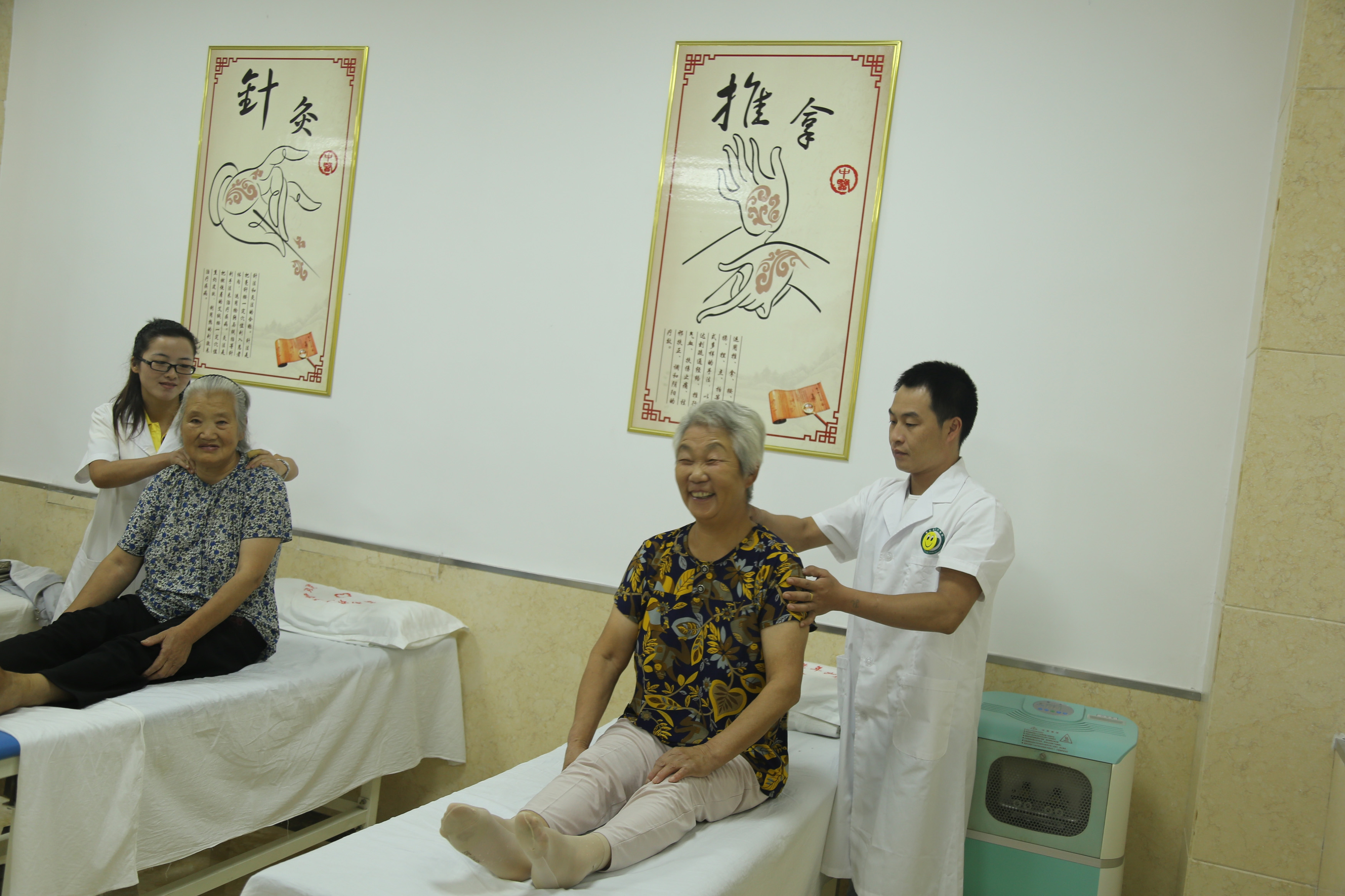 患病老人在接受物理療法 小.jpg