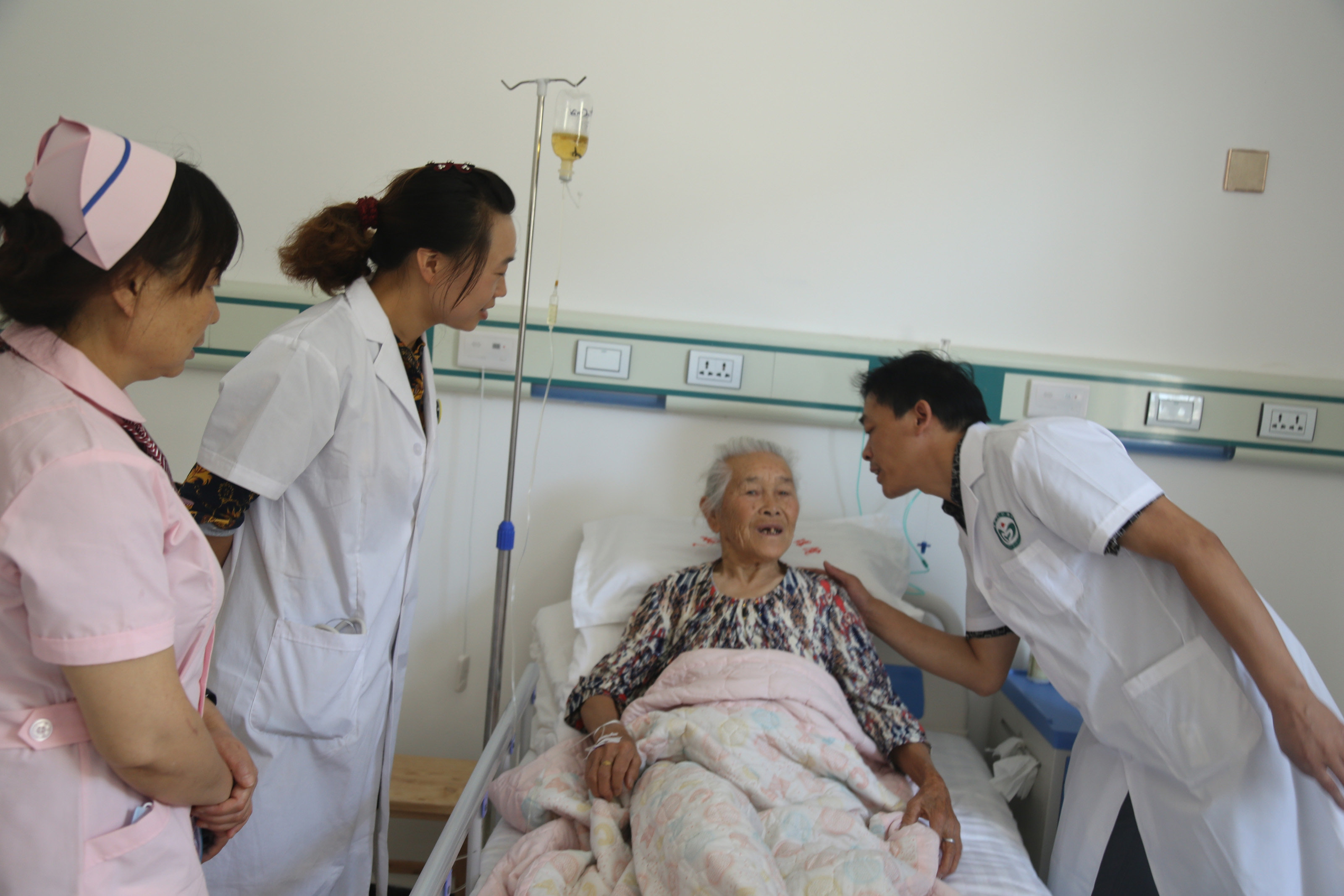 院長譚平（右一）在看望93歲患者徐金蓮 小.jpg