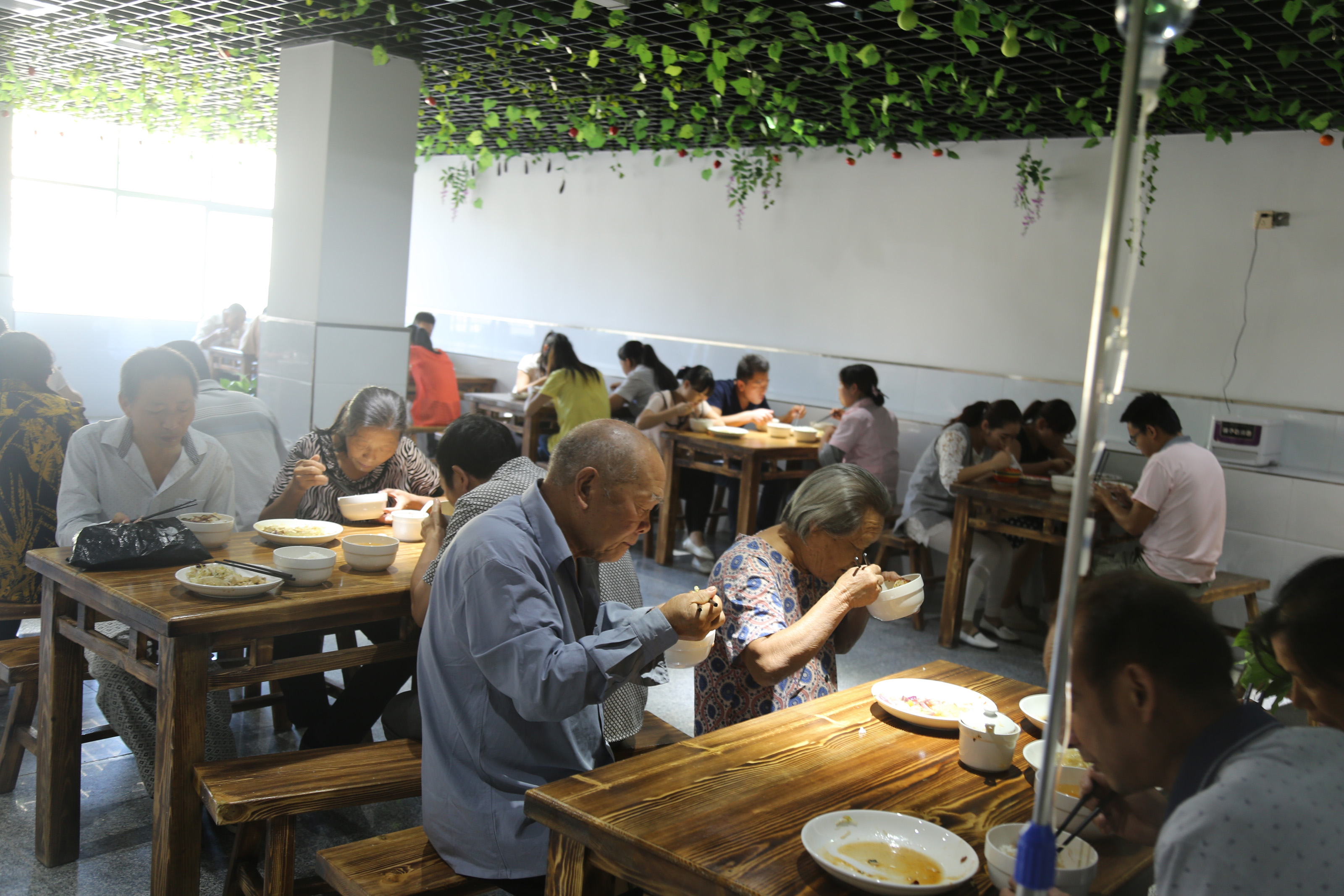 老人集中用餐 小.jpg