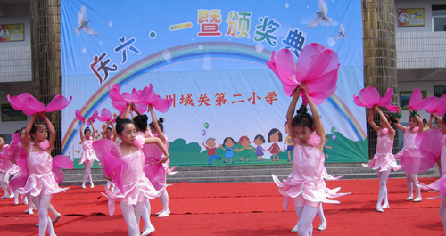 我市少年兒童歡慶“六一”