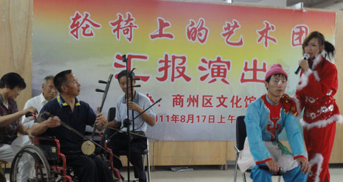 “欣欣向榮藝術(shù)團”進城演出