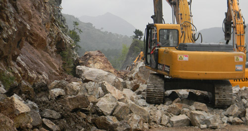 麻街嶺發(fā)生塌方 工作人員冒雨搶修道路