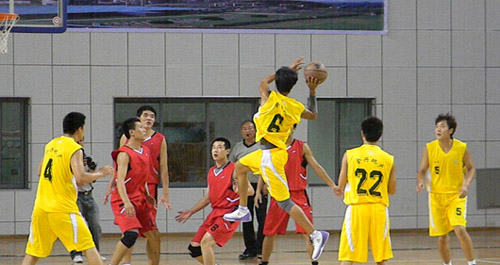 我市第二屆“籃協(xié)杯”暨“堯柏杯”男子籃球邀請(qǐng)賽昨天開(kāi)幕