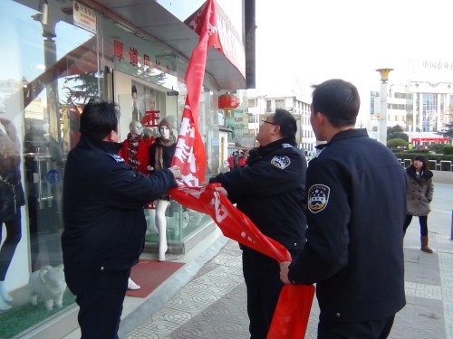 我市對(duì)野廣告條幅進(jìn)行專項(xiàng)清理治理