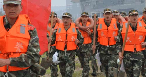 武警商洛支隊組織抗洪搶險實兵演練