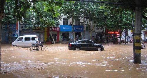 市區(qū)普降暴雨多處路面被淹