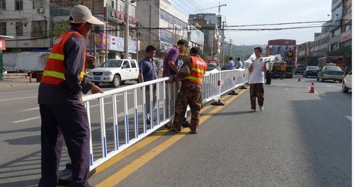 商洛城區(qū)交警中隊(duì)調(diào)整市區(qū)紅綠燈配制