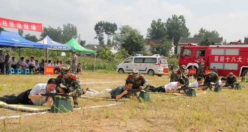 走進(jìn)軍營(yíng)練打靶