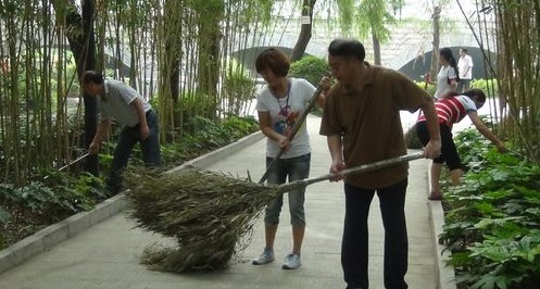 市就業(yè)管理局開展“當一次環(huán)衛(wèi)工人”換位體驗活動