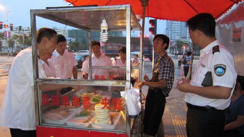 我市執(zhí)法部門對攤點衛(wèi)生安全進行檢查