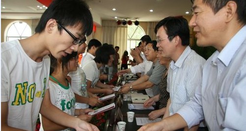 市慈善協(xié)會(huì)舉行助學(xué)基金簽字暨助學(xué)金發(fā)放儀式