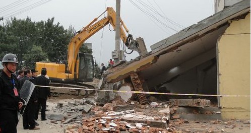 聯(lián)合執(zhí)法組對商州區(qū)違法建筑進行強制拆除