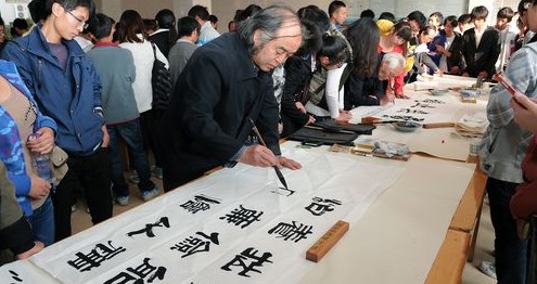 我市書畫家在商洛學院現(xiàn)場作畫贈畫寄語學生