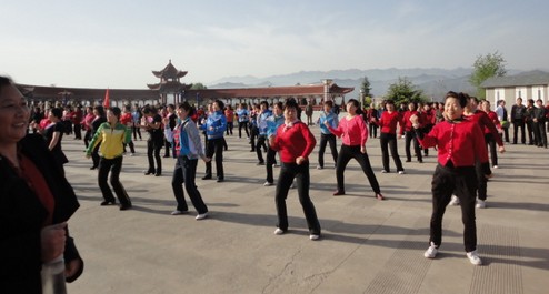 商洛老年體協(xié)組織傳統(tǒng)登山活動