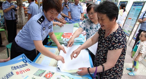 “國際禁毒日”商洛禁毒委員會(huì)為市民分發(fā)宣傳材料