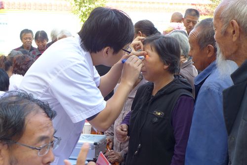 本報(bào)組織醫(yī)療隊(duì)為包扶點(diǎn)群眾義診