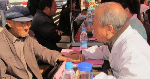 市衛(wèi)生局組織專家為腰市鎮(zhèn)老年人兒童進行義診