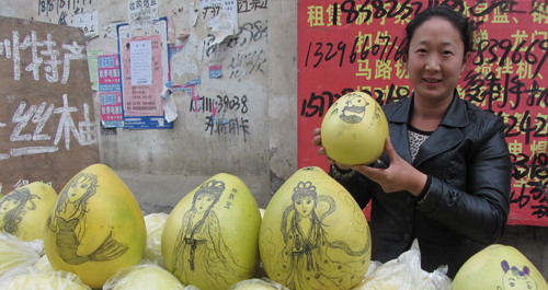 小販柚子皮上作畫創(chuàng)意成賣點