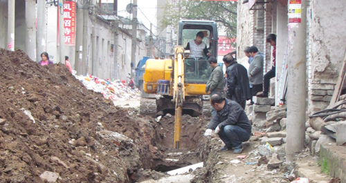 商洛市區(qū)東背街雨污分流工程正在緊張施工