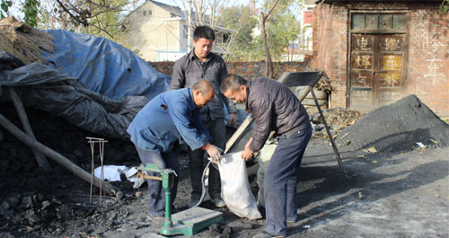 嚴(yán)寒將至 市民紛紛采購防寒保暖用品