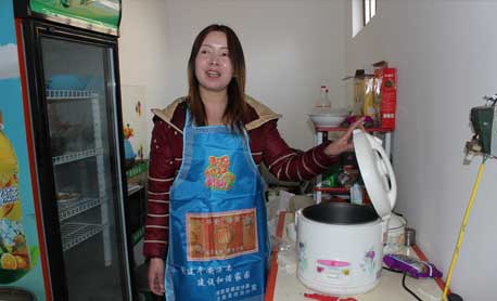 洛南縣委政法委把平安建設(shè)知識宣傳到家家戶戶