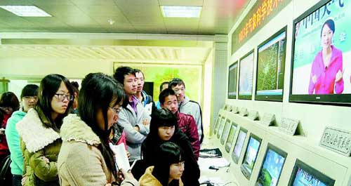 商洛學(xué)院近百名大學(xué)生在市氣象局課外實踐